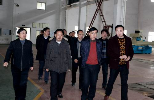 临湘市委书记黄俊钧一行到贝博娱乐立体停车设备考察调研 
